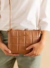 Bolsa em Couro Matelassê Caramelo Zíper Tiracolo